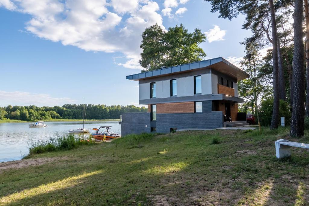 a house on the shore of a lake at Przystań Mała Ruś in Ostróda