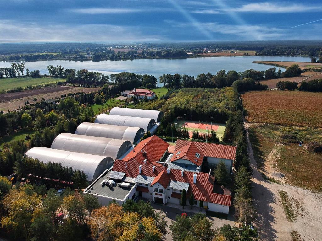 een uitzicht op een huis met drie witte tanks bij Hotel Rodan in Kórnik