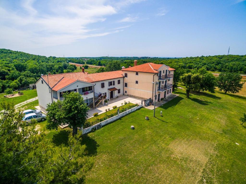 una vista aérea de una casa con patio en Lovely House LINDI in Poreč, en Poreč