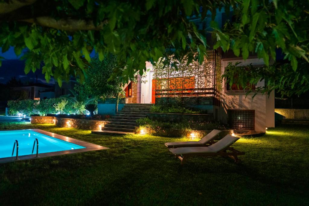 Bazén v ubytovaní Chariklia's House with private pool alebo v jeho blízkosti