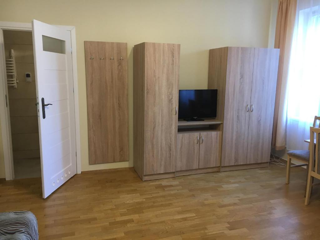 Televízia a/alebo spoločenská miestnosť v ubytovaní Stary Dom Zdrojowy
