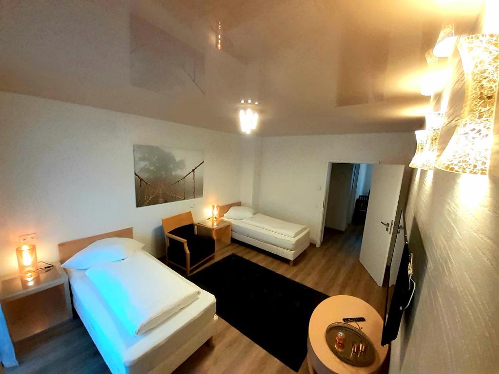 um pequeno quarto com uma cama e um sofá em Modernes Apartment Metzingen 2 em Reutlingen