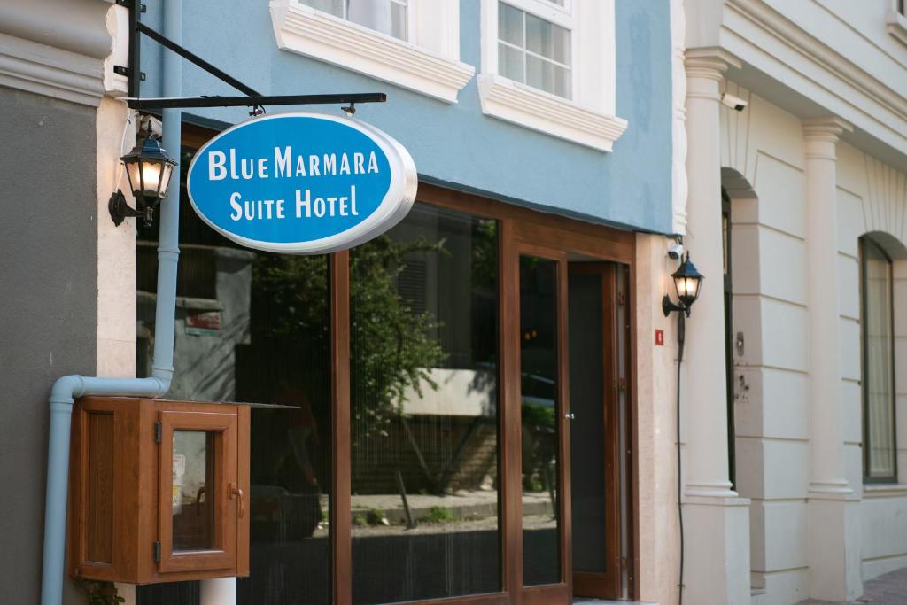 um sinal azul de hotel de surf na marina em frente a um edifício em BLUE MARMARA SUITES em Istambul