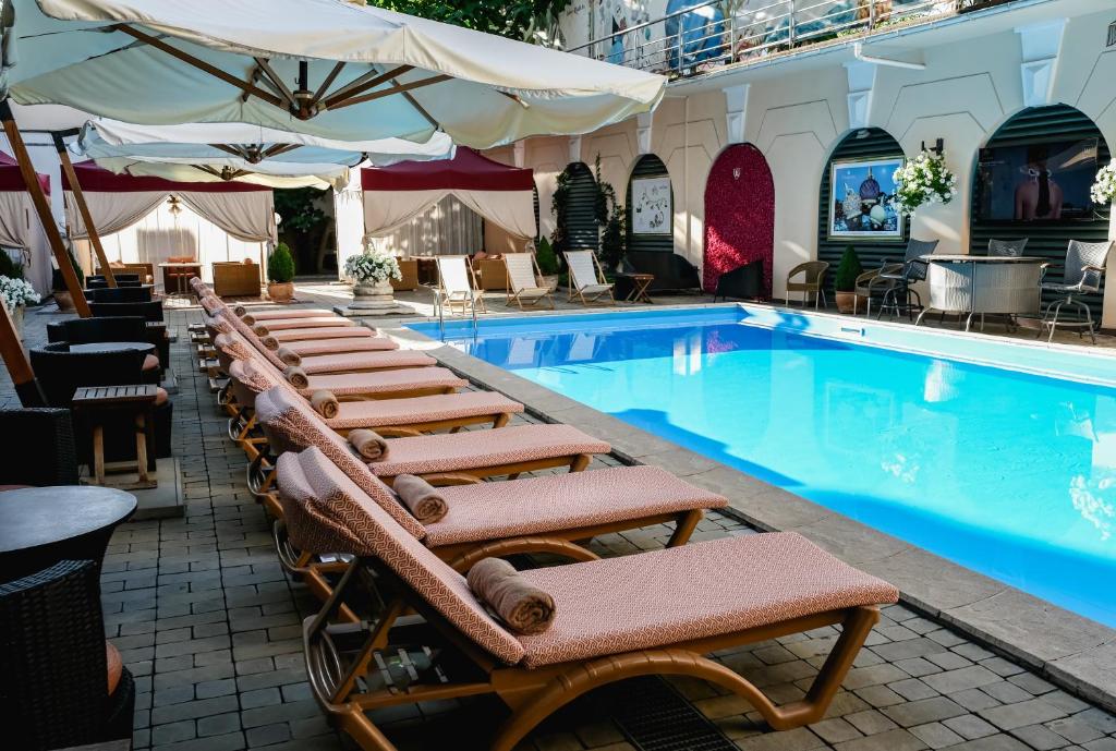 Bazén v ubytování Hotel Otrada nebo v jeho okolí
