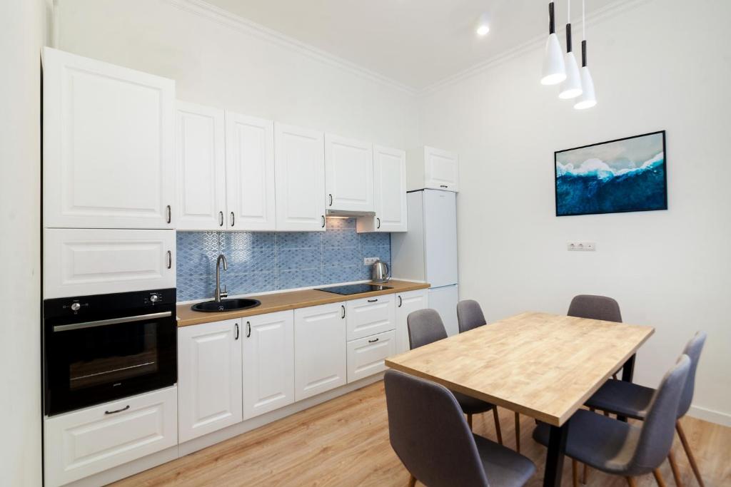 LEOGRAND Three Bedrooms VIP Apartments on Kniazia Romana 12 фото 4