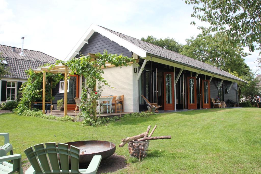 Familiehuis De Betuwe met prive kunstgras tennisbaan en sauna