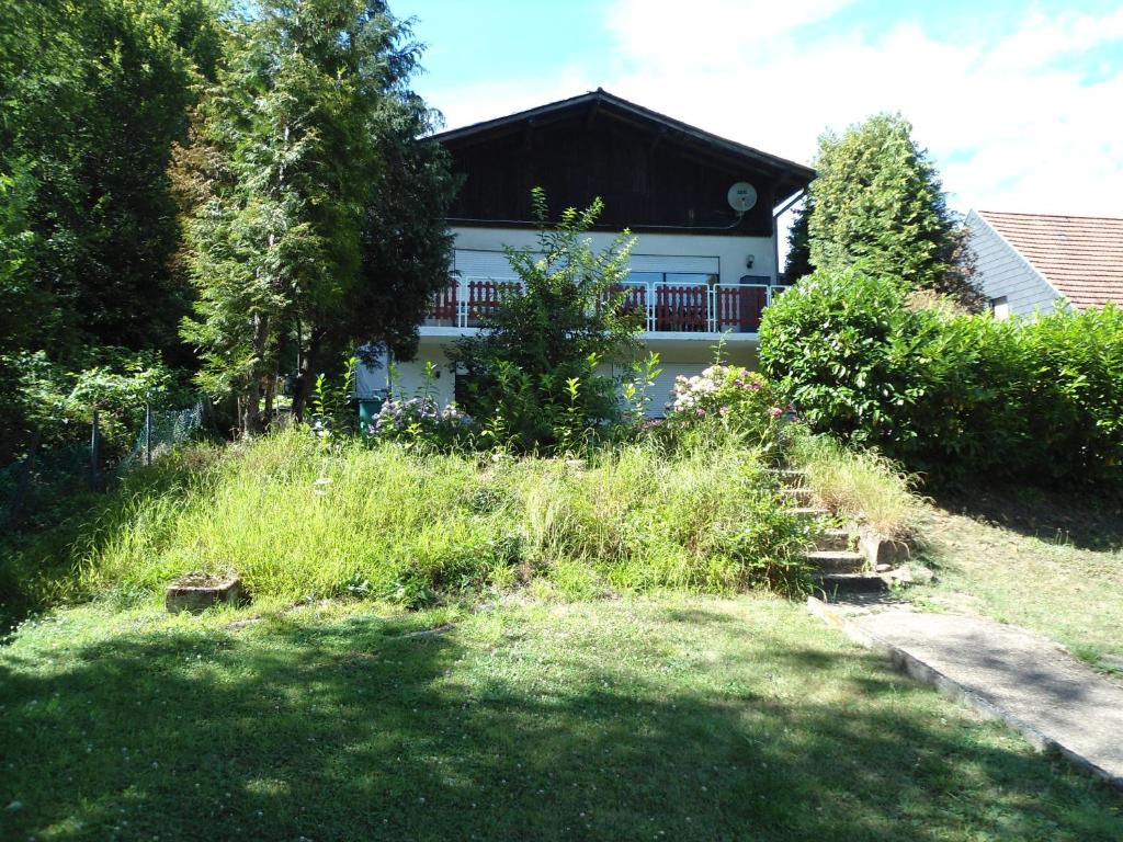 una casa blanca con techo negro en Fewo-Eichenkopf, en Völklingen