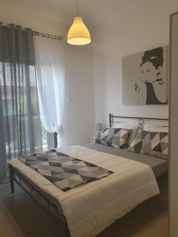 sypialnia z łóżkiem z kocem szachowym w obiekcie Lucas Lux Flogita apartment w mieście Flogita