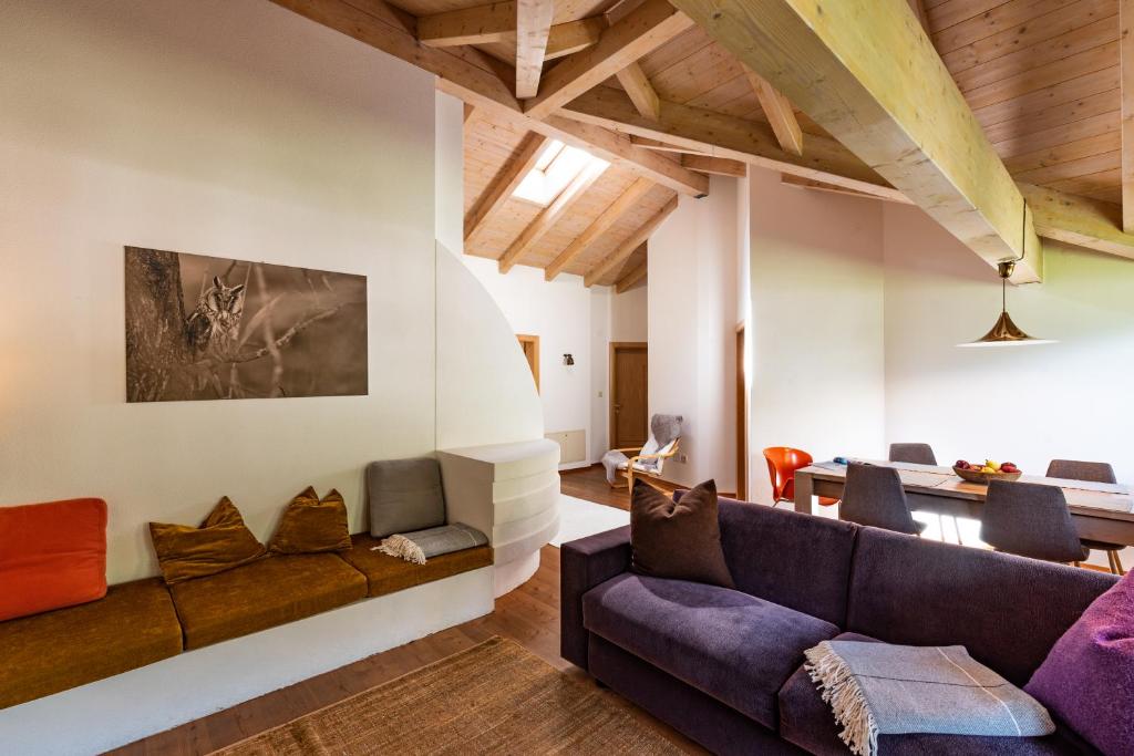 - un salon avec un canapé et une table dans l'établissement Apartment Stifter, à Lutago