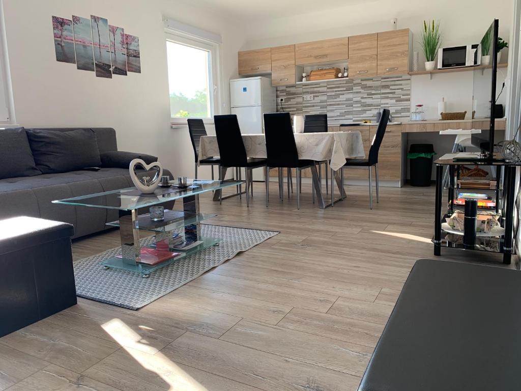 Kuchyňa alebo kuchynka v ubytovaní Fullhouse Apartmanház