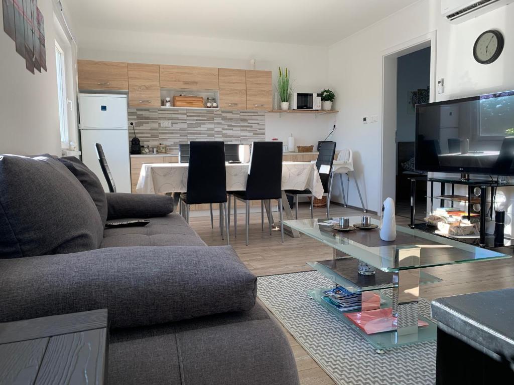 Kuchyňa alebo kuchynka v ubytovaní Fullhouse Apartmanház