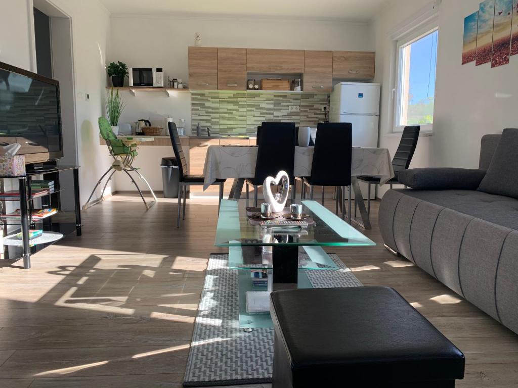 Kuchyňa alebo kuchynka v ubytovaní Fullhouse Apartmanház