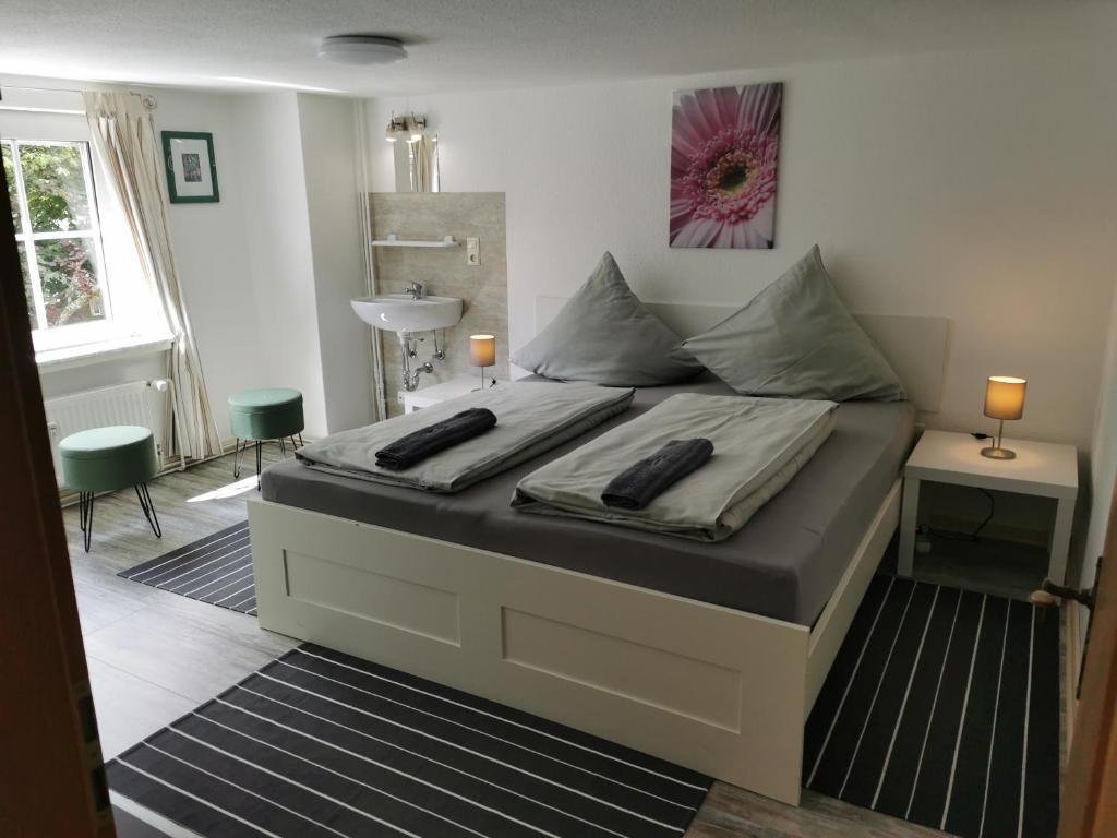 ヴィンターベルクにあるFewo Celinaのベッドルーム1室(大型ベッド1台、枕2つ付)