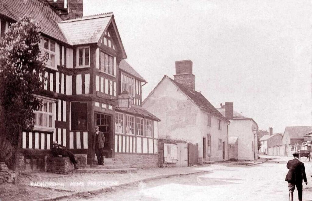 een oude zwart-witte foto van een straat met gebouwen bij The Radnorshire Arms Hotel in Presteigne