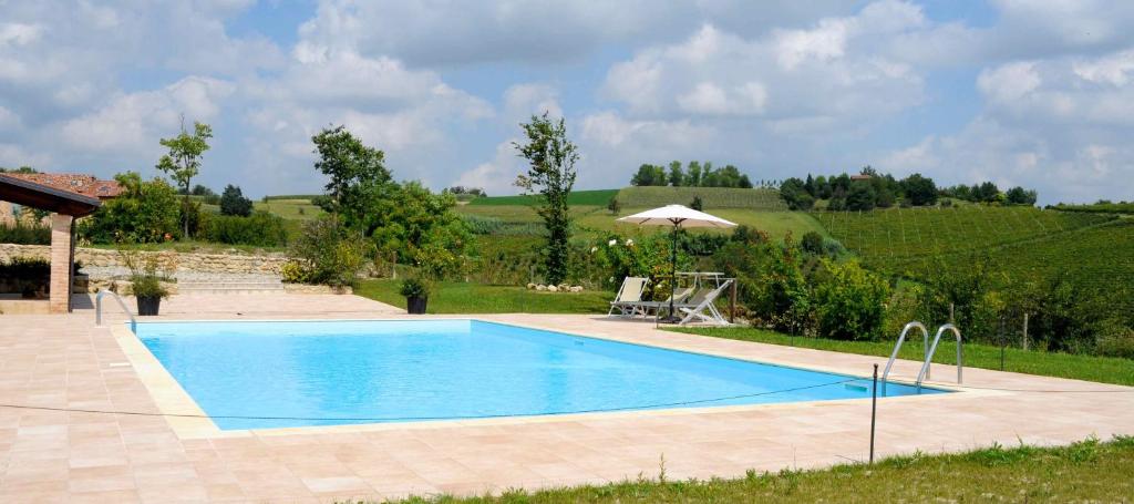 basen w ogrodzie z w obiekcie La Famulenta 17 w mieście Grazzano Badoglio