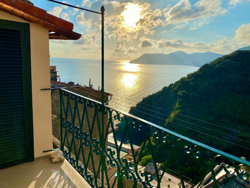 a balcony with a view of the ocean at Ca de Marge in Corniglia