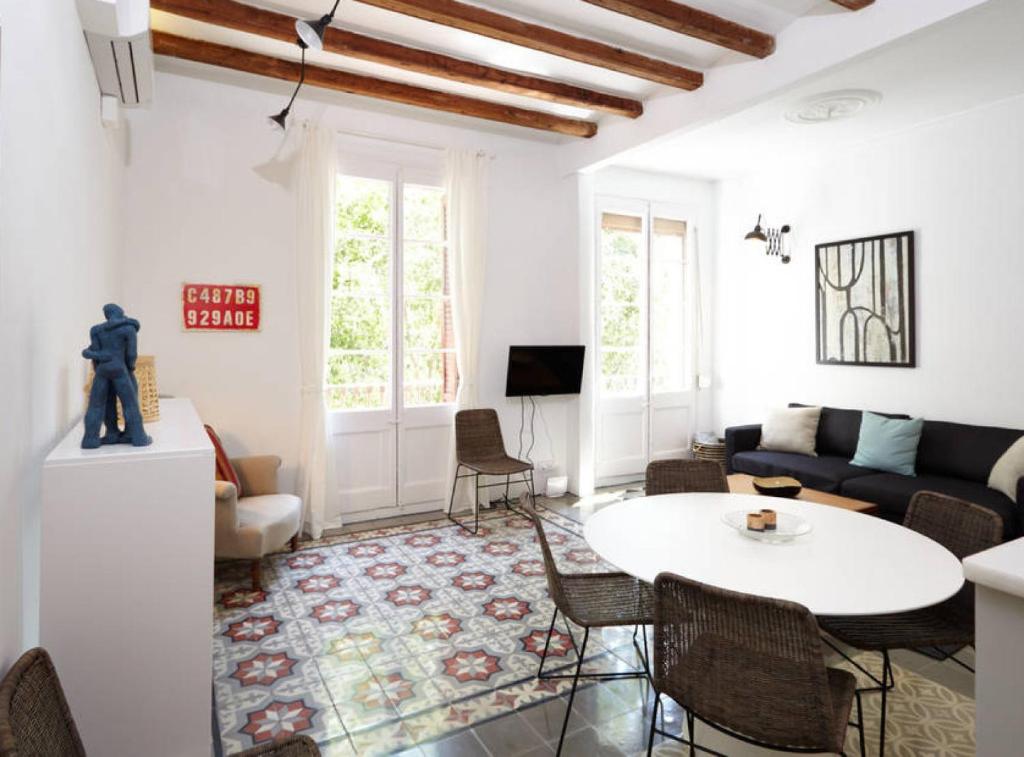バルセロナにあるBeautiful apartment in C/Sepulvedaのリビングルーム(テーブル、ソファ付)