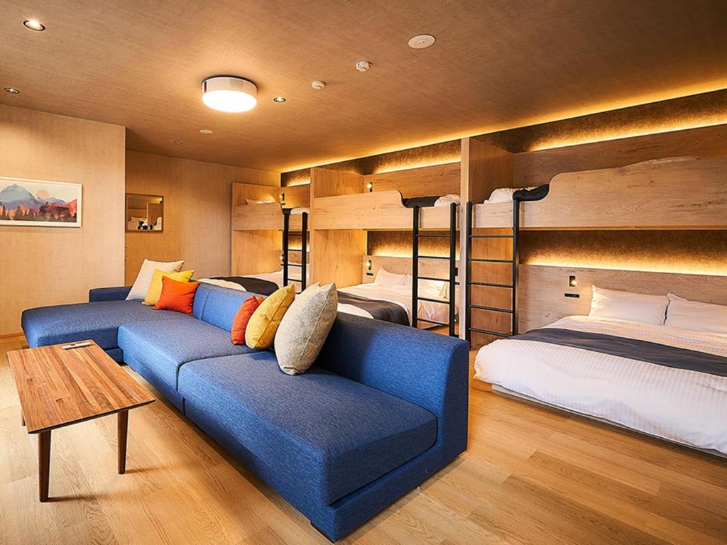 una camera con un divano blu e un letto e letti a castello di Rakuten STAY VILLA Awaji 102 3 bank beds, Capacity of 9 persons a Minamiawaji