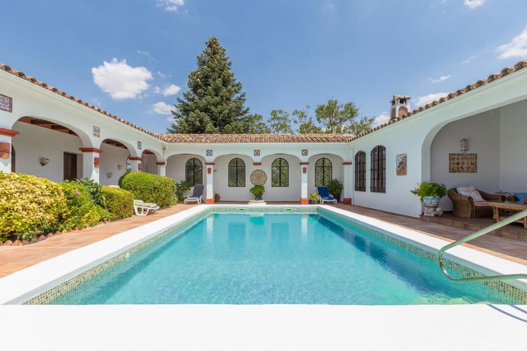 an estate with a swimming pool and a house at Finca La Cabra in Ronda