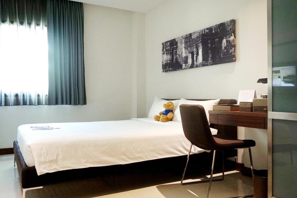 Postel nebo postele na pokoji v ubytování S33 Compact Sukhumvit Hotel