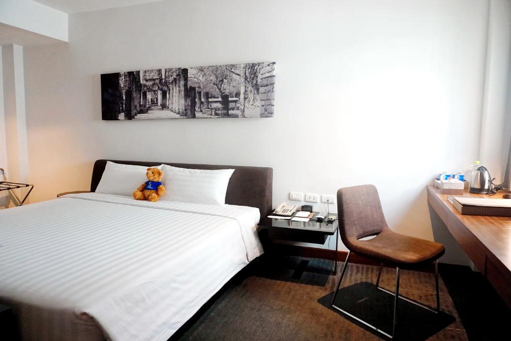 Postel nebo postele na pokoji v ubytování S33 Compact Sukhumvit Hotel