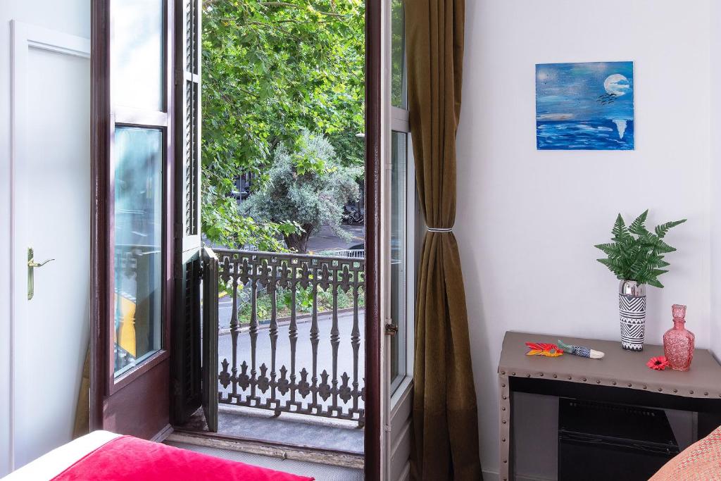 A balcony or terrace at Amra Barcelona Caspe