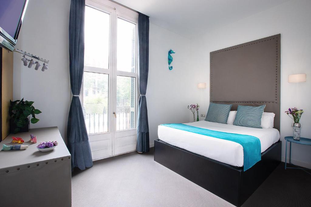A bed or beds in a room at Amra Barcelona Caspe