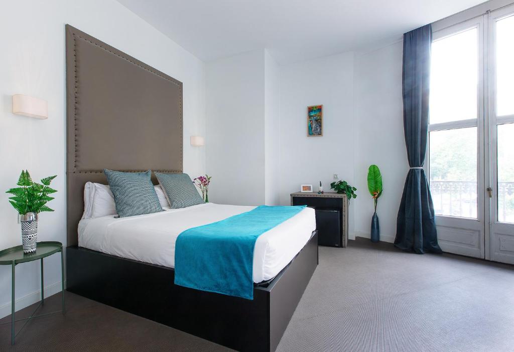 A bed or beds in a room at Amra Barcelona Caspe