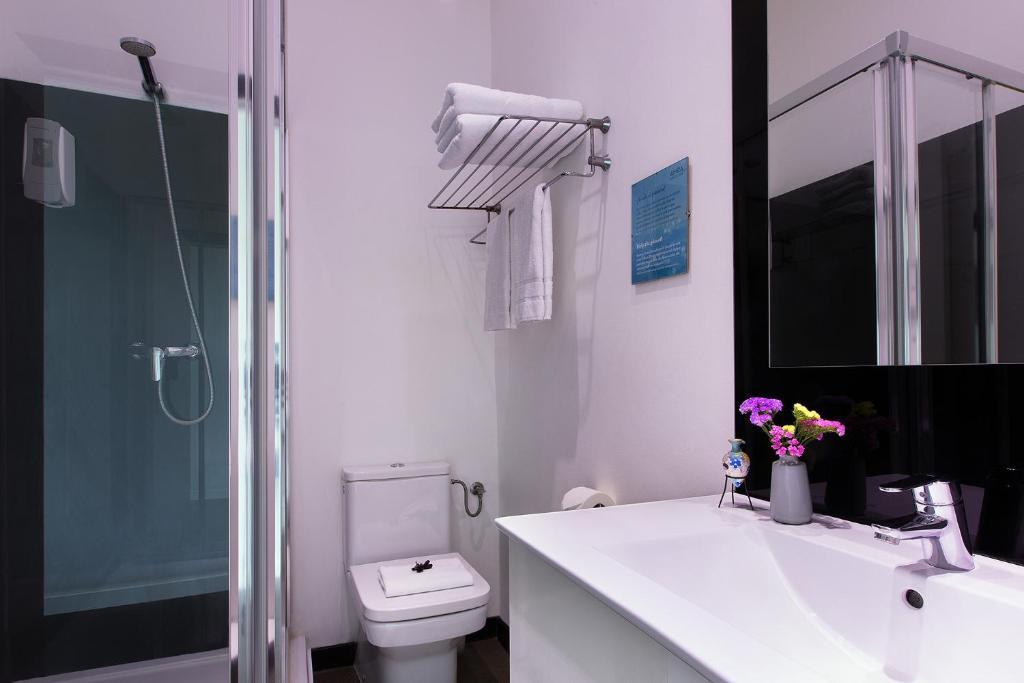 A bathroom at Amra Barcelona Caspe