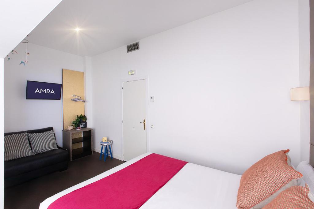 A bed or beds in a room at Amra Barcelona Caspe