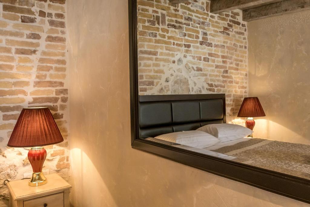 Una cama o camas en una habitaci&oacute;n de Historic Plaza Varos Split