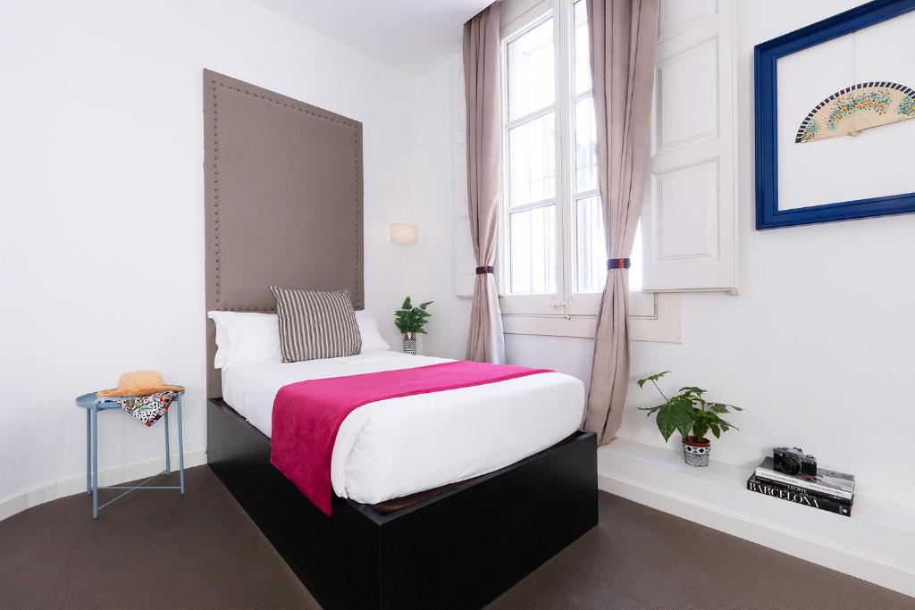 A bed or beds in a room at Amra Barcelona Caspe