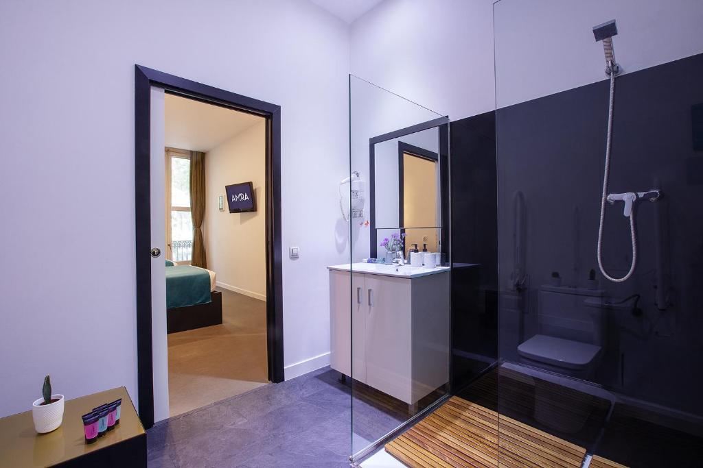 A bathroom at Amra Barcelona Caspe