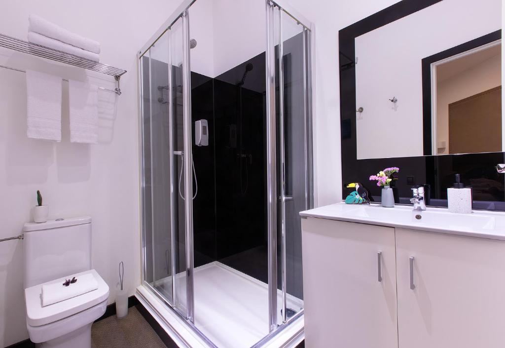 A bathroom at Amra Barcelona Caspe