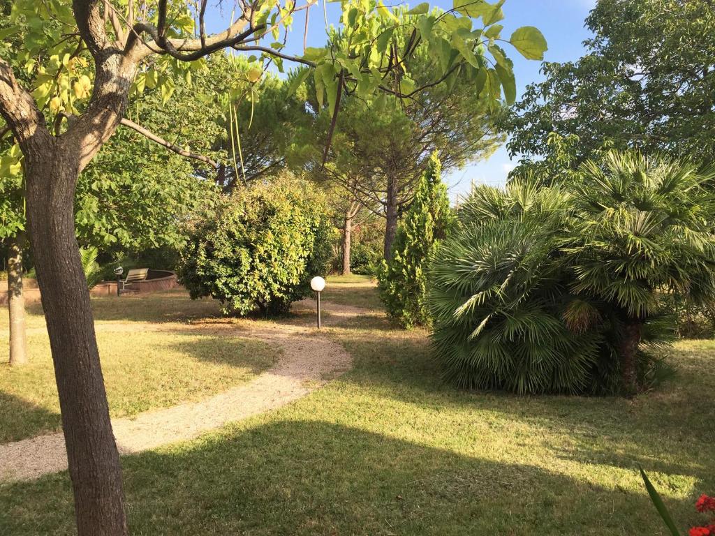 un sentiero in un parco con alberi e cespugli di La Casa nel Verde a Larino