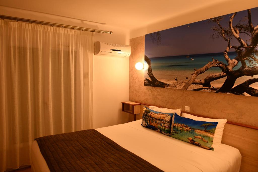 Postel nebo postele na pokoji v ubytování Hôtel Le Claridge