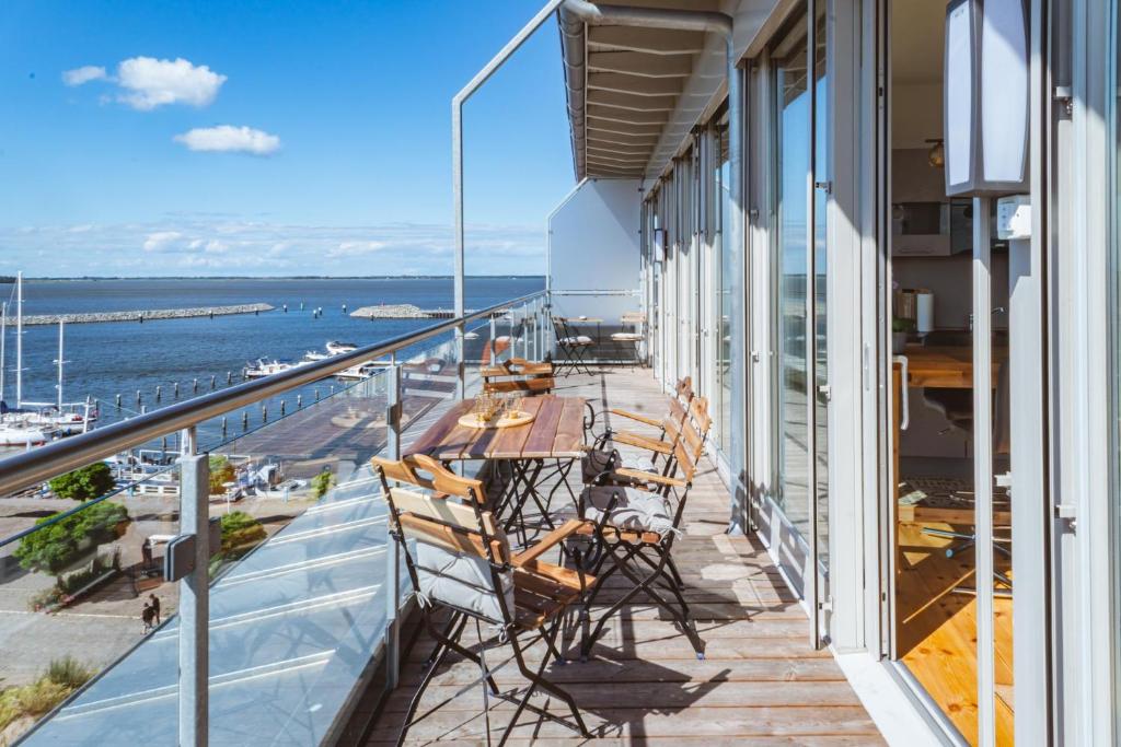 a balcony with a table and chairs and the ocean at Penthouse am Meer Barth in Barth