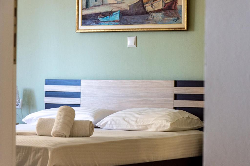 Een bed of bedden in een kamer bij Irini Apartments