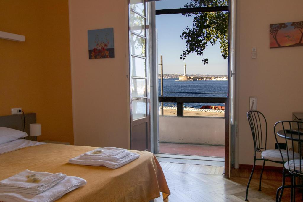 um quarto com uma cama e vista para o oceano em Teatro sullo Stretto em Messina