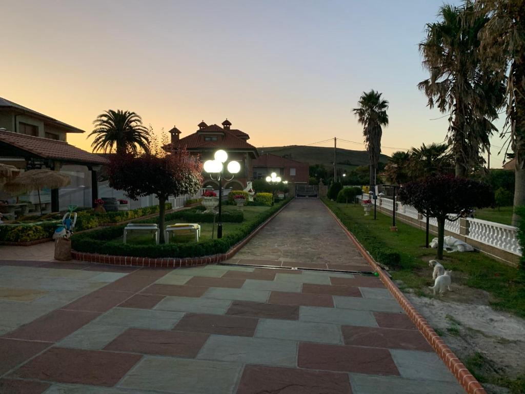 A garden outside Apartamentos La Arena