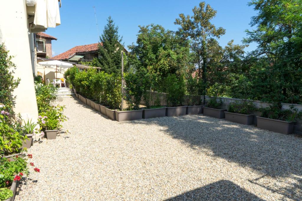 a garden with plants and a fence at La Reggia di Famiglia in Venaria Reale