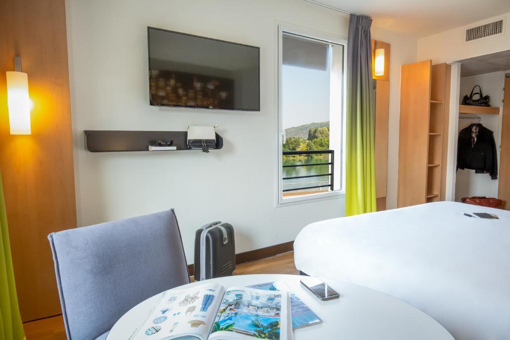 TV a/nebo společenská místnost v ubytování ibis Lyon Sud Vienne Saint-Louis