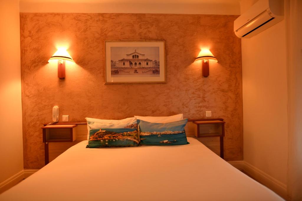 Postel nebo postele na pokoji v ubytování Hôtel Le Claridge