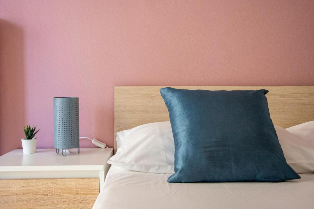 Een bed of bedden in een kamer bij Irini Apartments