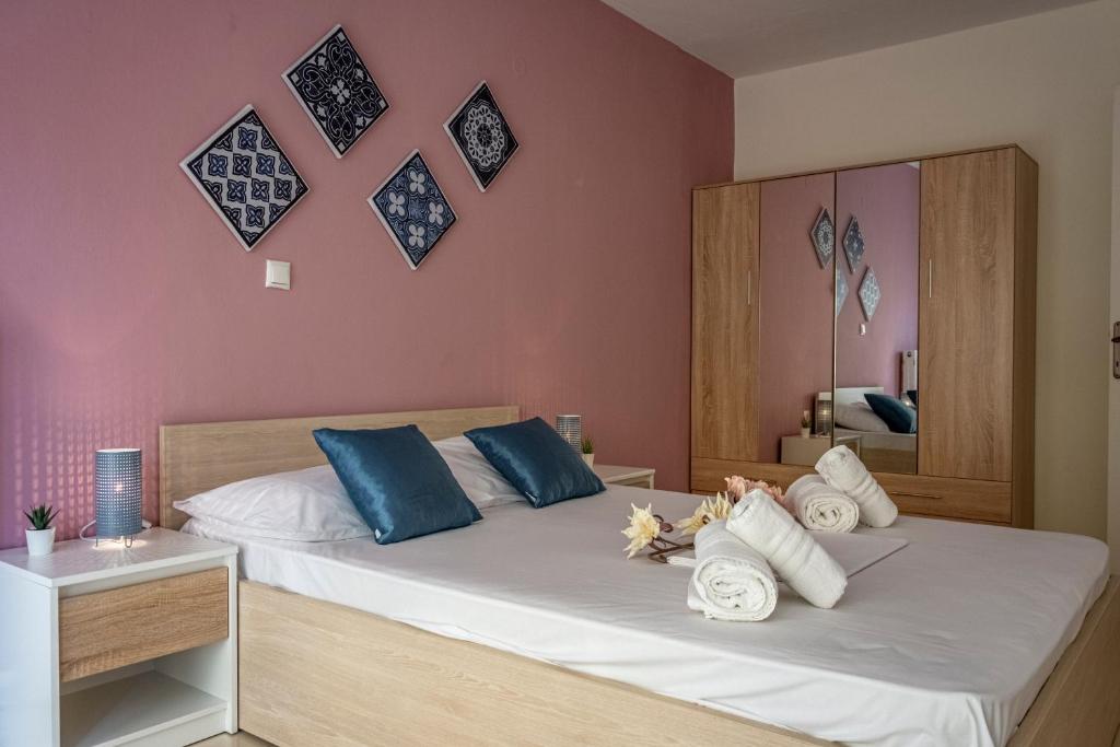 Een bed of bedden in een kamer bij Irini Apartments