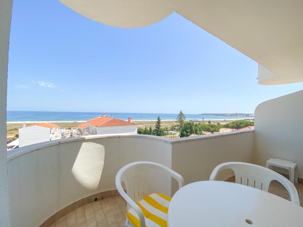 Cette chambre dispose d'un balcon avec vue sur l'océan. dans l'établissement Sea View Apartment - Apartamento com vista mar, à Lagos