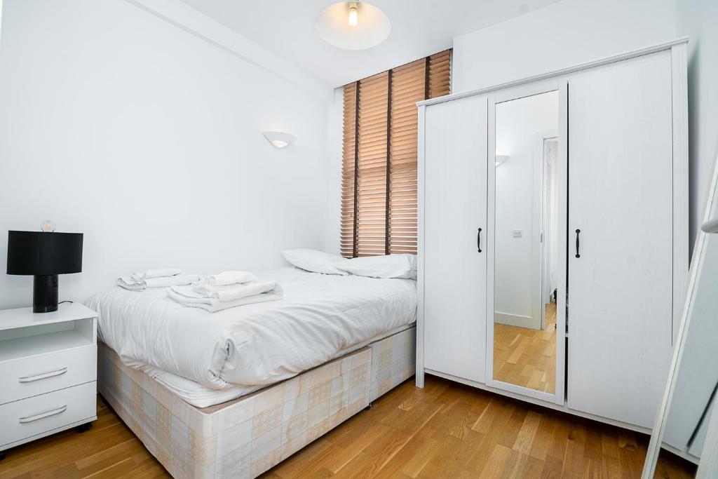 Modern 1 Bed Flat in Holborn, London for up to 2 people with free wifi tesisinde bir odada yatak veya yataklar