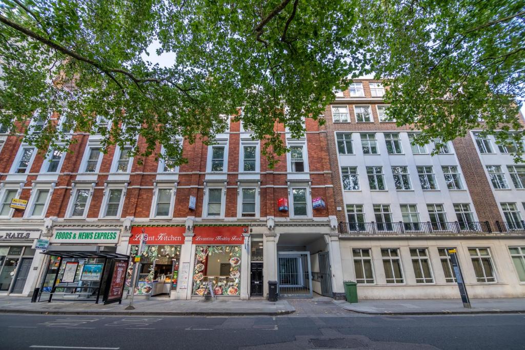a large brick building on a city street at Modern 1 Bed Flat for up to 2 people in Holborn, London with free wifi in London