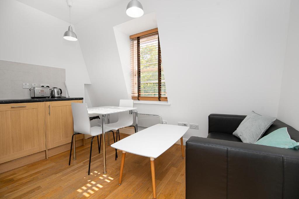 - un salon avec un canapé et une table dans l'établissement Modern 1 Bed Flat in Holborn, London for up to 2 people - with free wifi, à Londres