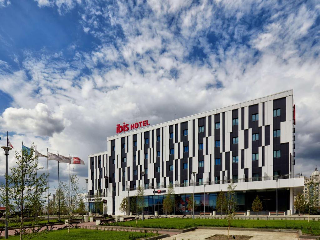 um edifício com um sinal de união sobre ele em Ibis Aktobe em Aqtöbe